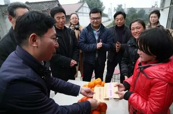 为刘心雨送上慰问品，祝福孩子早日康复.jpg