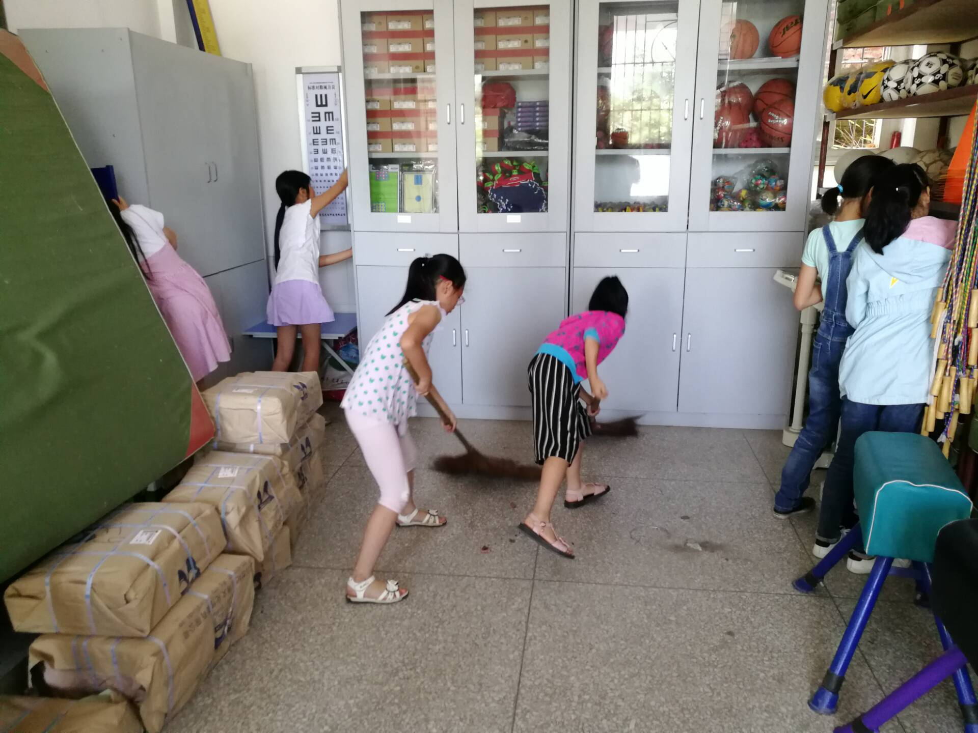 孩子们在打扫器材室_看图王.jpg